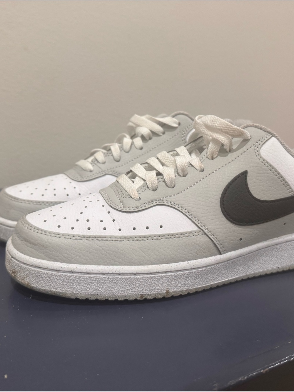 Nike Kids Low-Top Sneakers in White, Light Gray and Dark Gray
